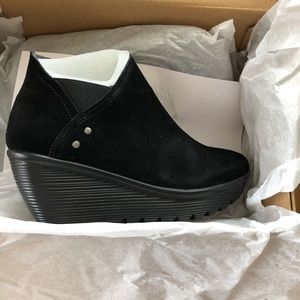 Skechers never worn, still in box